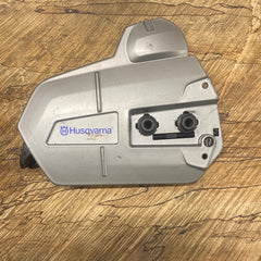 oem Husqvarna 562xp Chainsaw Complete Clutch Cover Assembly 525 74 33-03 NEW #2 (HVB3)