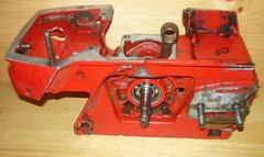 jonsered 670 chainsaw crankcrase, crankshaft with key, rod #2