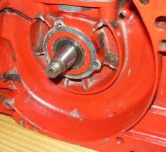 jonsered 670 chainsaw crankcrase, crankshaft with key, rod #2